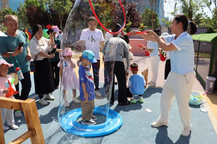 △开园仪式当天，泰河幼儿园准备了幼儿欢迎仪式及家长开放日活动。刘娜/摄