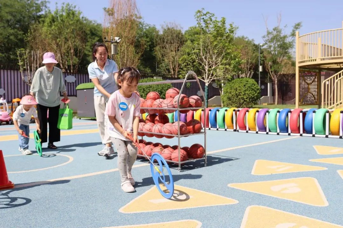 △幼儿与家长一起参与亲子游戏。刘娜/摄