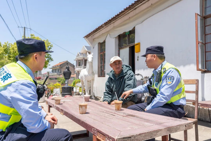 民警孙辉（右一）在白马咖啡