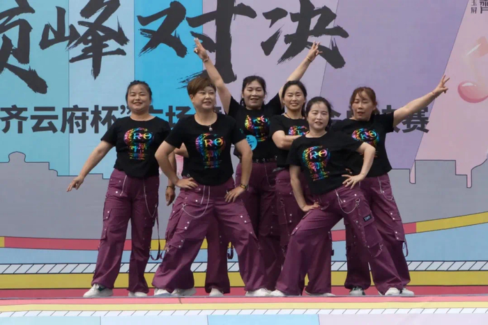 评委老师们根据参赛队伍的表现,从舞蹈编排,动作难度,表演技巧等多个