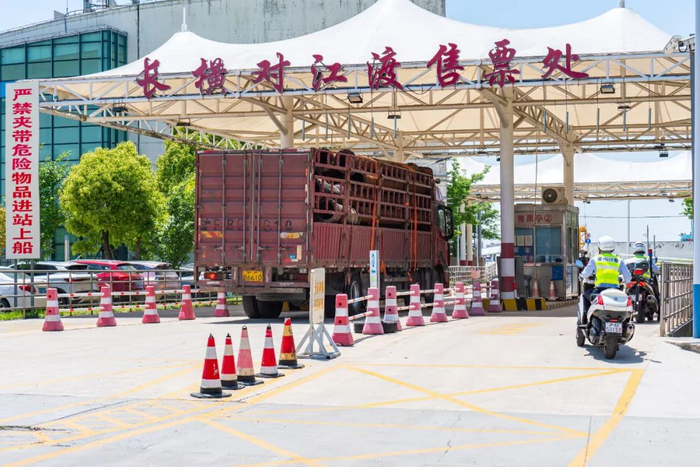 民警在长横对江渡轮码头绿色通道执勤