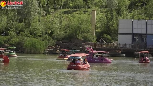 　　6月1日，在经开区（头屯河区）小绿谷公园，市民正在水上项目游玩。记者唐红梅摄