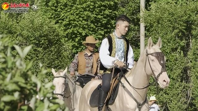 　　6月1日，在经开区（头屯河区）小绿谷公园，演员正在巡游。记者唐红梅摄