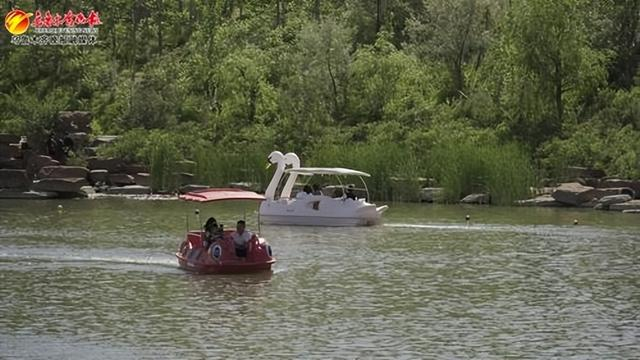　　6月1日，在经开区（头屯河区）小绿谷公园，市民正在水上项目游玩。记者唐红梅摄