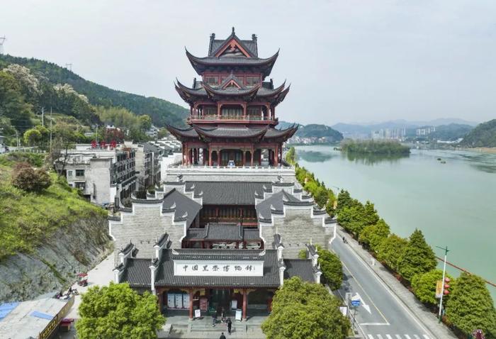 屹立在安化县资水河畔的中国黑茶博物馆是一座黑茶专题展示博物馆,融
