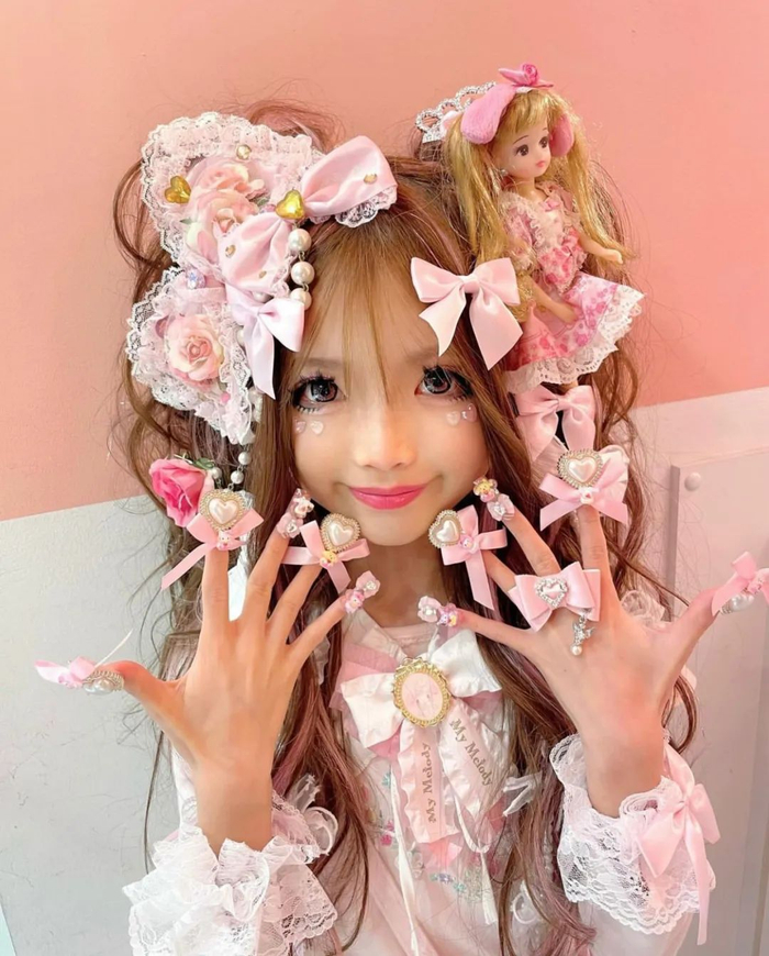 日本37岁性感辣妈公开9岁女儿合照,浓艳辣妹妆遭网友批:活体洋娃娃!