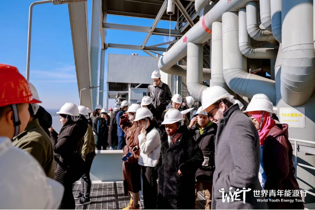 国际青年们登上120米高的电厂炉顶感受不同能源形式的独特魅力