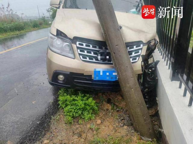 图为车撞电线杆的现场民警经调查了解得知,事发时,肇事车辆的司机张某