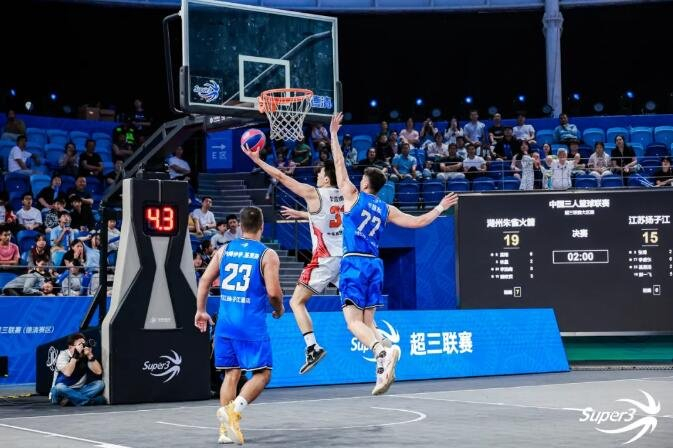 本站比赛手感火热的孟翔在弧顶命中2分,帮助球队取得3-0领先.