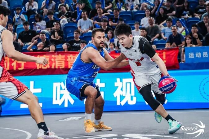 本站比赛手感火热的孟翔在弧顶命中2分,帮助球队取得3-0领先.