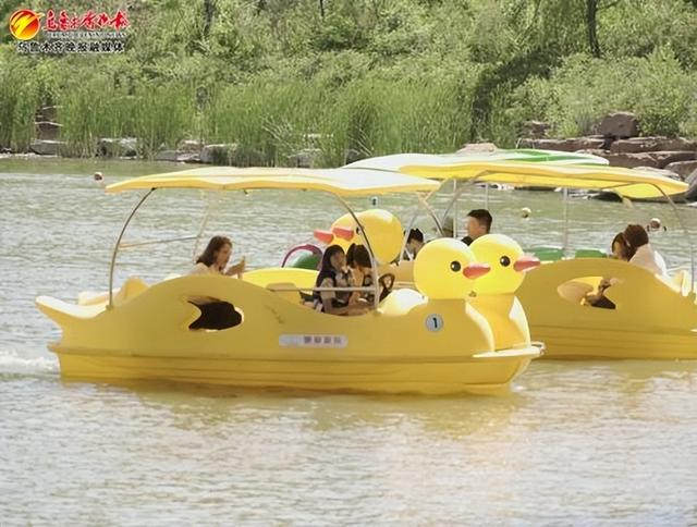 　　6月1日，在经开区（头屯河区）小绿谷公园，市民正在水上项目游玩。记者唐红梅摄