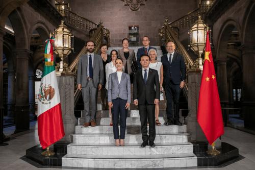 中国驻墨西哥大使张润拜会墨西哥城市长辛鲍姆。（中国驻墨西哥使馆）