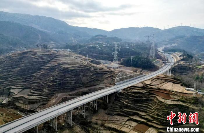 四川乐西高速公路控制性工程大凉山2号隧道全线贯通