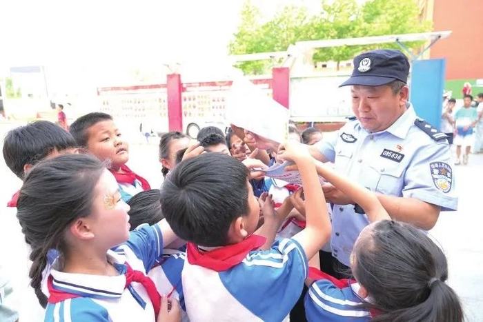 培养良好习惯近日,淇县法院邀请北阳镇5所小学师生走进法院,参加"今天