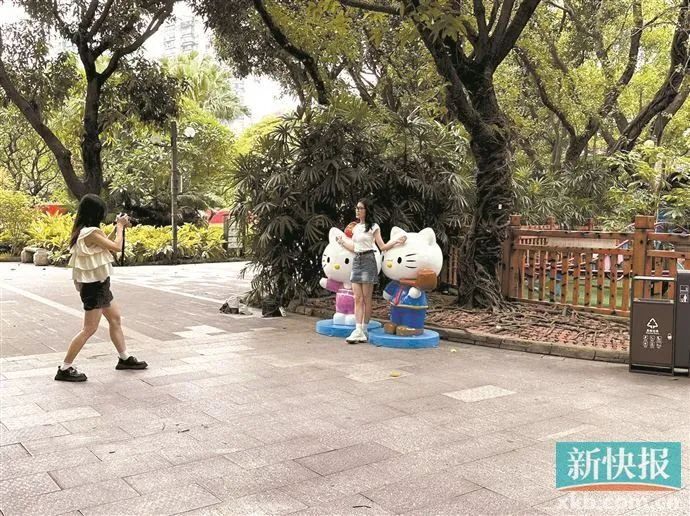 专门前往晓港公园留影的大朋友们。