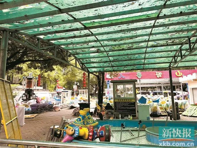 醉观公园游乐场的机动游乐设施正在清拆打包。