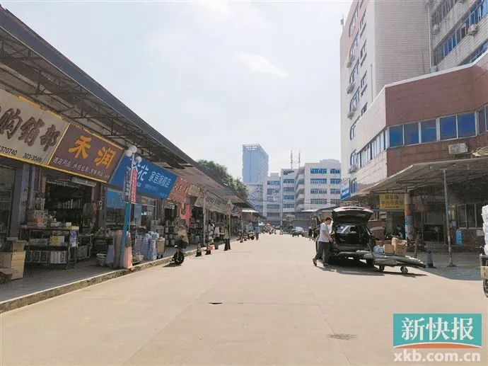 南泰批发市场许多商户仍在正常营业。