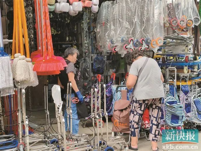 周边居民正在购买物品。