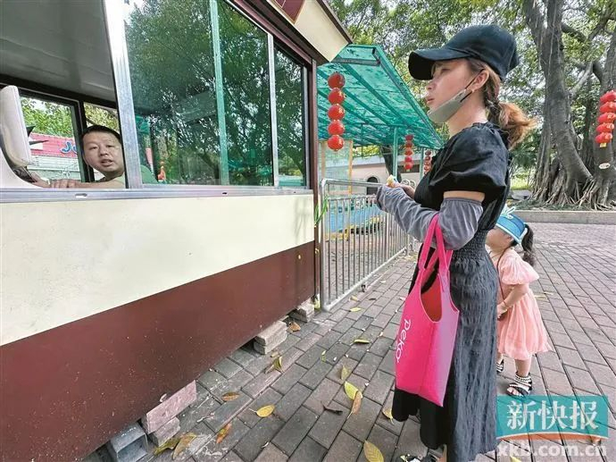 5月31日，有游客带孩子到醉观公园游玩，才知道当天已是充值卡退费最后一天。