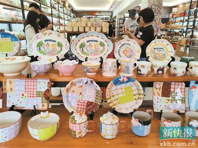 陶瓷制品吸引年轻群体来店内打卡。
