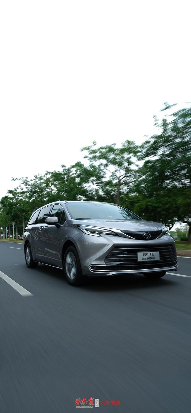 6月壁纸上新:来自广汽丰田赛那的沉稳之姿