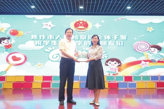 近日,焦作市检察院联合团市委,市教育局在学生路小学开展了"红领巾爱