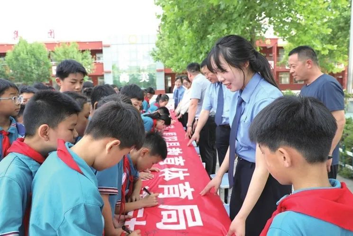 日前,原阳县检察院联合原阳县教育体育局举办检察开放日活动,引导孩子