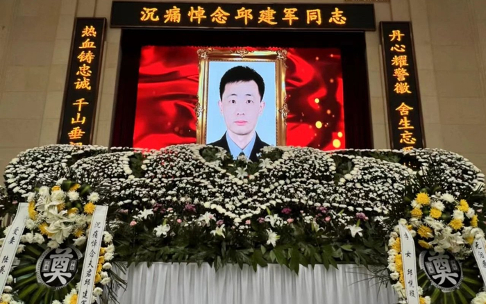 6月3日上午，邱建军遗体告别仪式在武汉市汉口殡仪馆告别大厅举行。图源：武汉警方