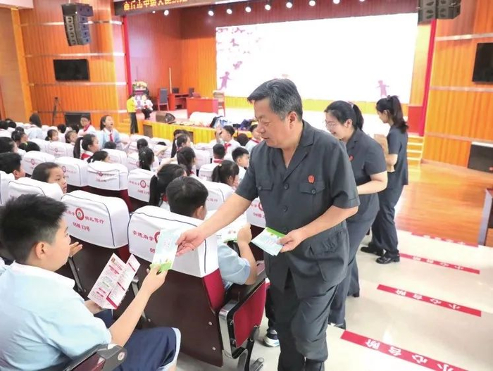 5月30日,商丘市中级人民法院联合该市教育体育局,市妇女联合会,在商丘