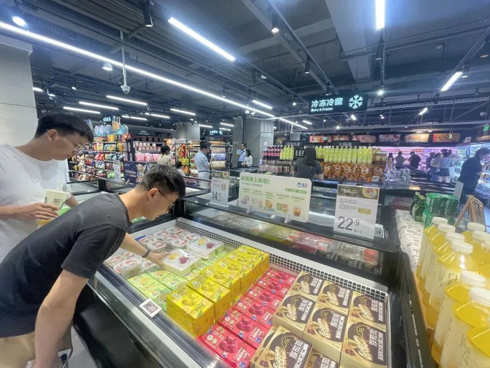 在盒马鲜生，市民正在选购雪糕。长沙晚报全媒体记者 范宏欢 摄