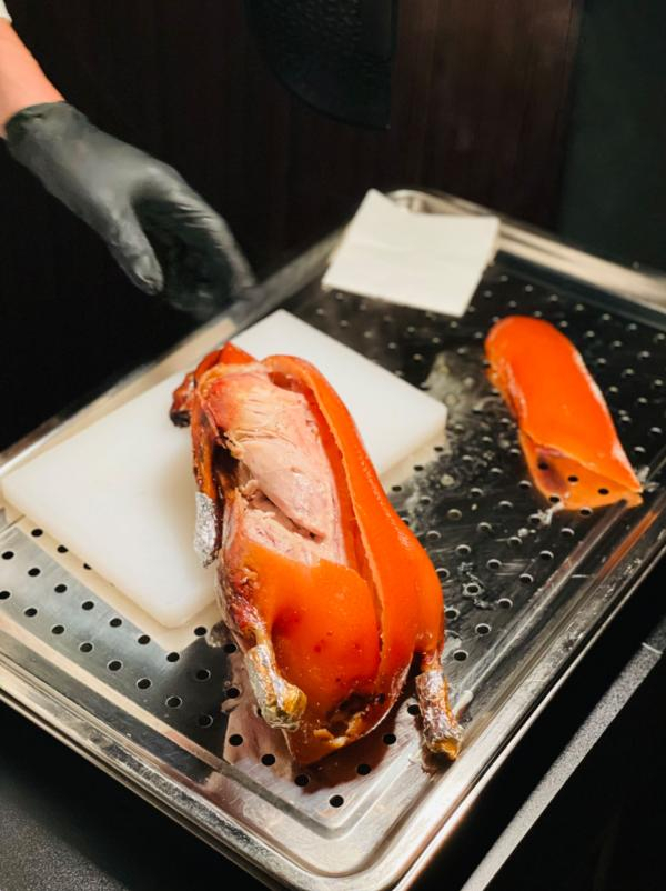 现场片鸭子，几乎已经成为了贩售烤鸭的店家在食客面前进行的必备项目。