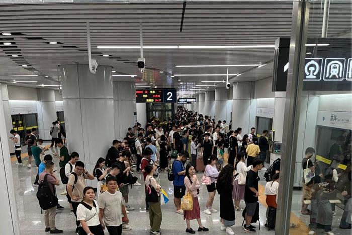 据介绍,四线贯通运营刚满一周,广肇,广惠城际铁路的旅客发送量和