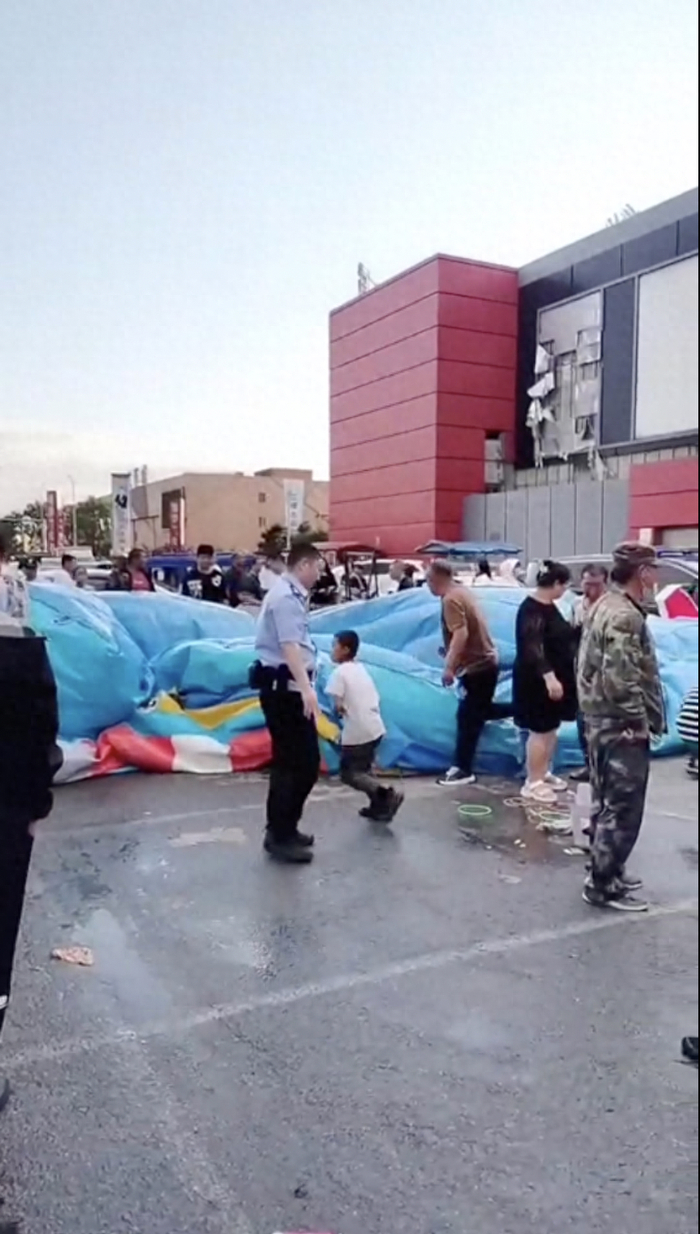 辽宁一充气城堡发生事故!警方:有孩子受伤,已送医!