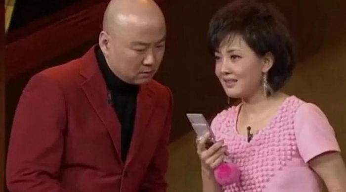 只能用来打电话、发短信的功能机，几乎没人关注。（图/2010年春节联欢晚会）