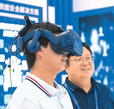 内蒙古自治区呼和浩特市第二十七中学学生在绘制网络安全知识手抄报