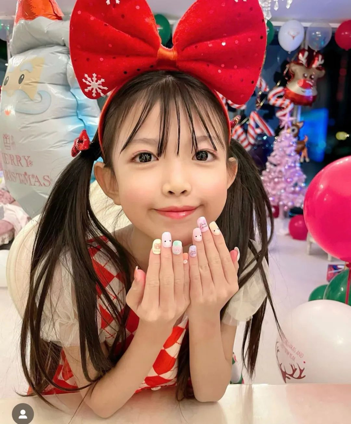 日本37岁性感辣妈公开9岁女儿合照,浓艳辣妹妆遭网友批:活体洋娃娃!