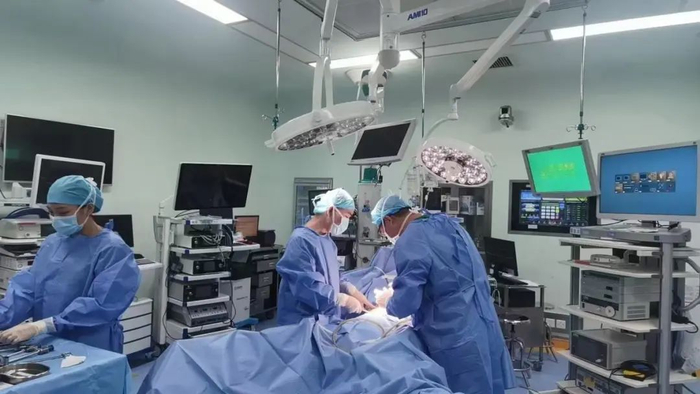 医院肝胆专科医生手术中，图/受访者
