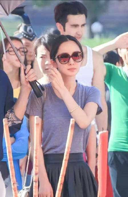 古剑奇谭开机时的杨幂好美啊,高糊都挡不住的美貌,迪丽热巴也好可爱