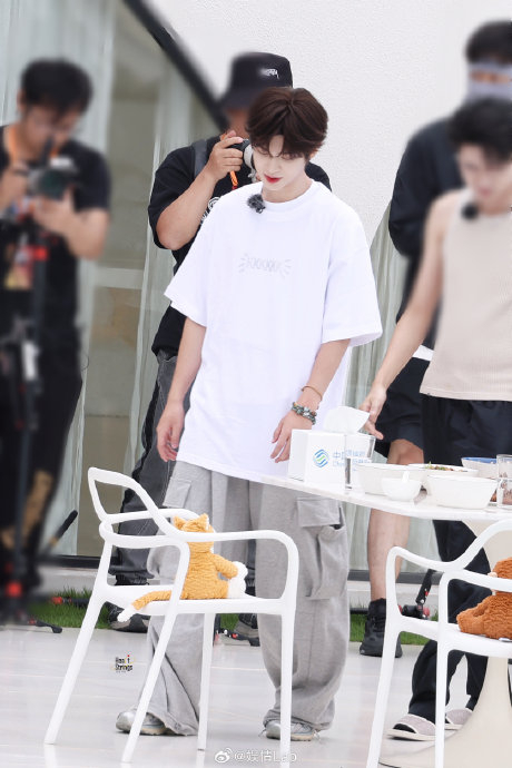 又被@jjjustin0219 轻轻松松帅到了 录制《全力以赴的行动派》|黄明昊