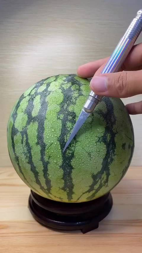 在西瓜上做作品,厉害了