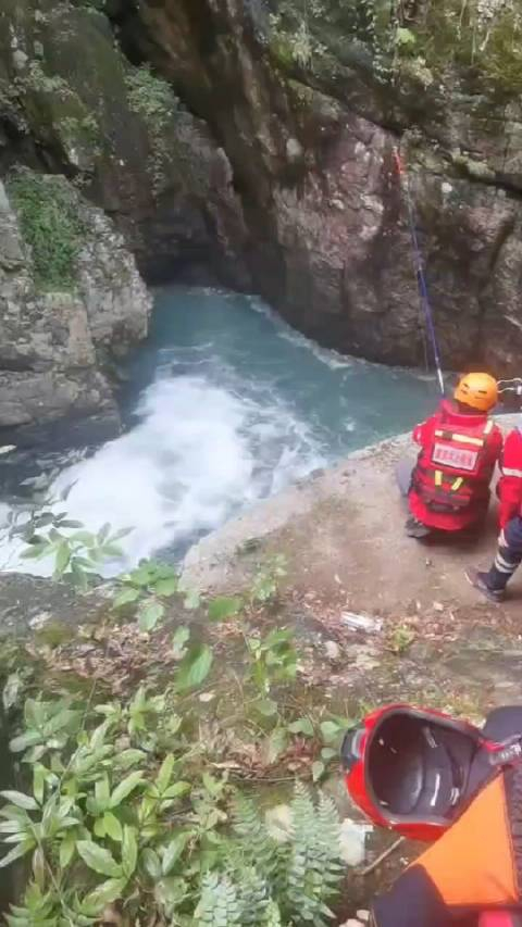 浙江台州黄岩区屿头乡石人峡野外溪流两名驴友意外落水溺亡被打捞出