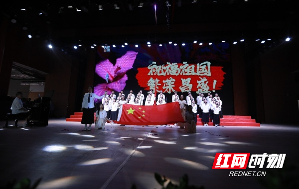 株洲景炎中学千余名学生用歌唱告别金色童年