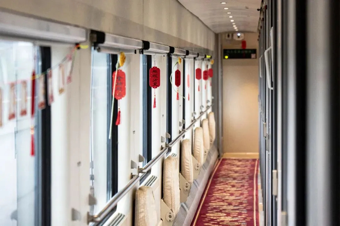 列车车厢内装点了各类祝福卡片。中国铁路沈阳局集团有限公司供图