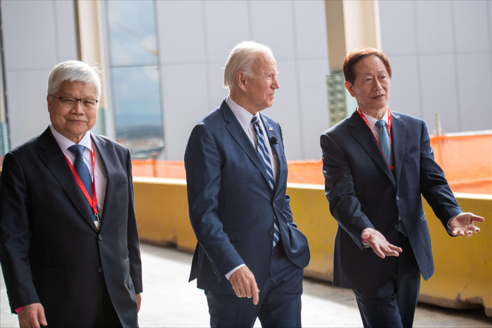 从左至右：台积电新任董事长、总裁魏哲家，美国总统拜登，台积电现任董事长刘德音（来源：TSMC）