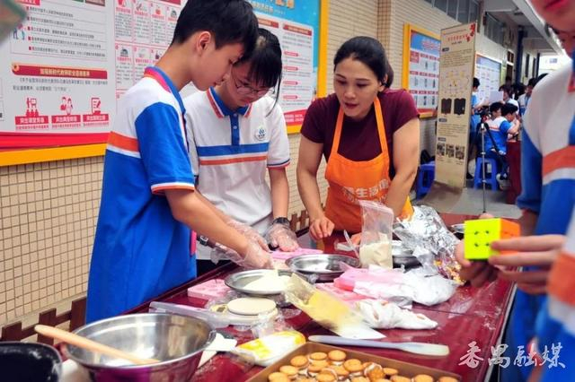 番禺区市桥桥城中学举办第15届科技艺术文化节成果展示会