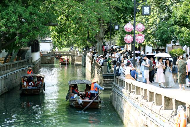 苏州水巷"水上游"为游客夏日添凉意