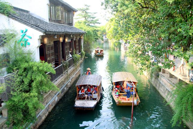 苏州水巷"水上游"为游客夏日添凉意