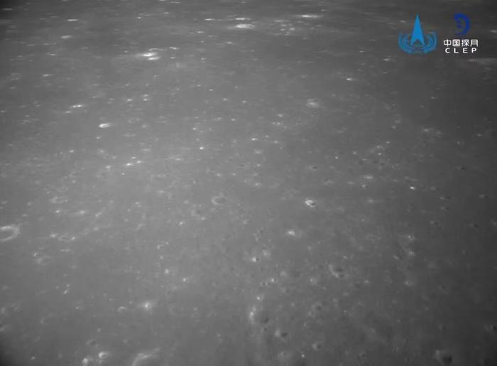 由降落相机在降落过程中拍摄，图像显示拍摄的月背区域分布有大量亮色环形坑。国家航天局供图