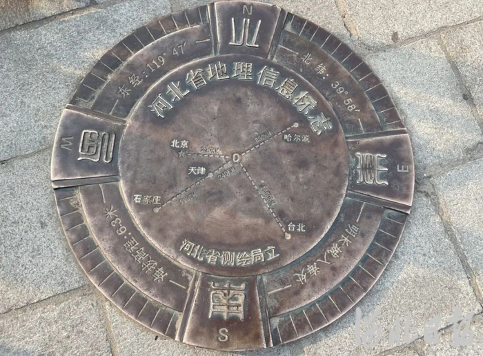 5月10日，秦皇岛市山海关区老龙头景区入海石城上，一块铜制地理信息标牌清晰写明了老龙头的位置。河北日报记者魏雨摄