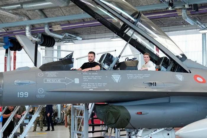资料图片：乌克兰总统泽连斯基（左）访问丹麦期间与丹麦首相梅特·弗雷泽里克森一起乘坐F-16战机。（路透社）